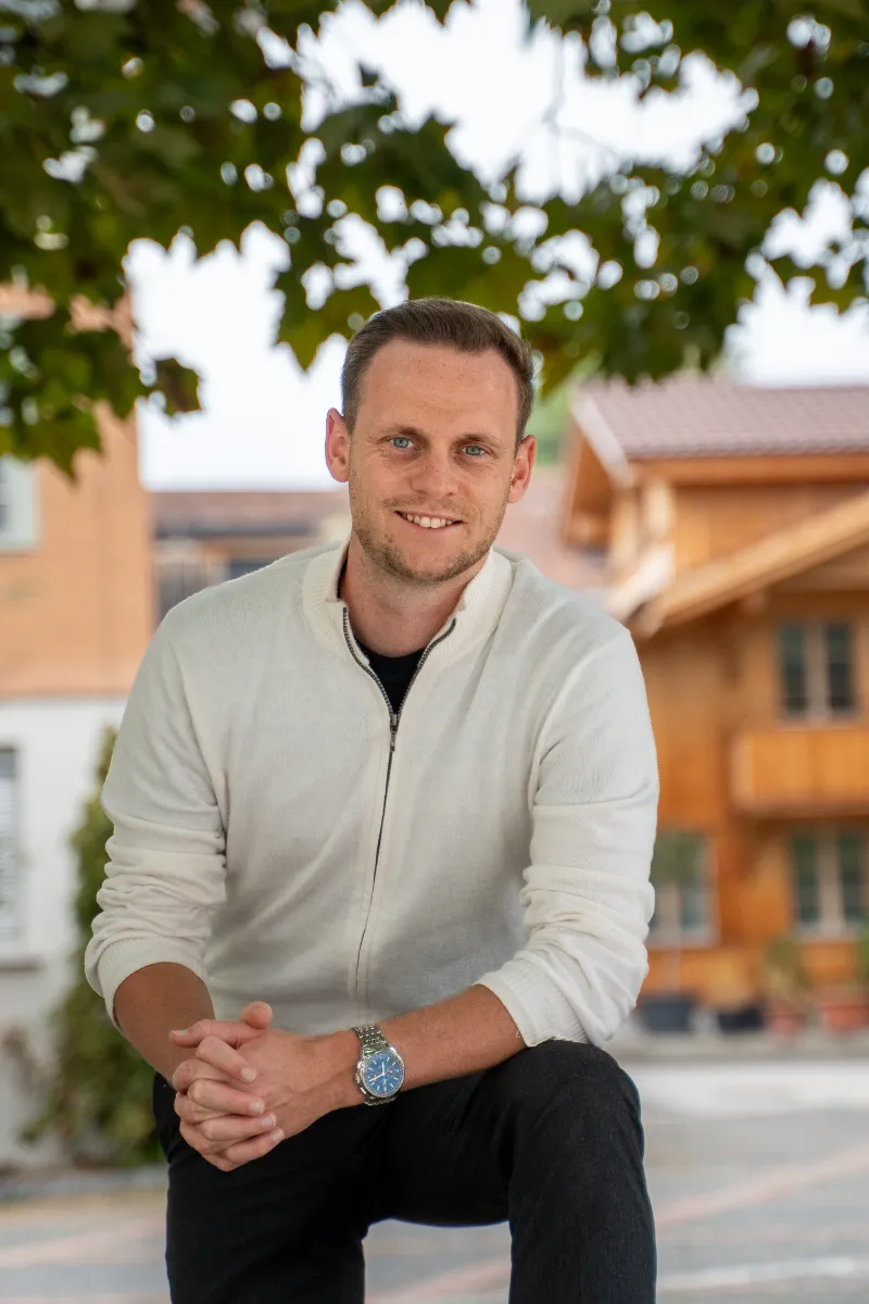 Yanick Ottmann am Dorfplatz Steffisburg